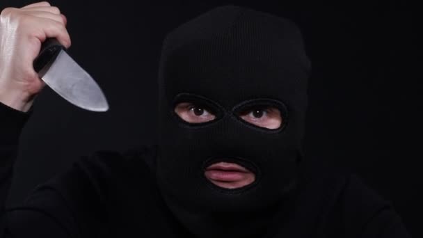 Ένας εγκληματίας με μάσκα με μαχαίρι. - Πλάνα, βίντεο