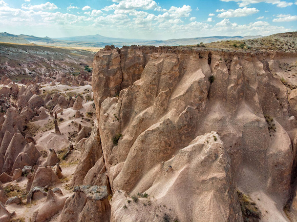 Vue aérienne du parc national de Goreme, Goreme Tarihi Milli Parki, Turquie. Les formations rocheuses typiques de la Cappadoce avec des cheminées de fées et un paysage désertique. Destinations de voyage, vacances et aventure
 - Photo, image