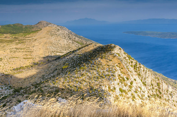 Hermosa vista desde la cima de Sveti Nikola más alta de la isla de Hvar. - Foto, Imagen