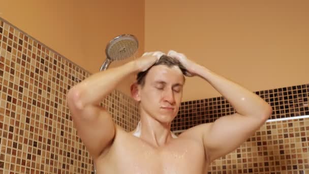 Bonito homem lava a cabeça no chuveiro
 - Filmagem, Vídeo
