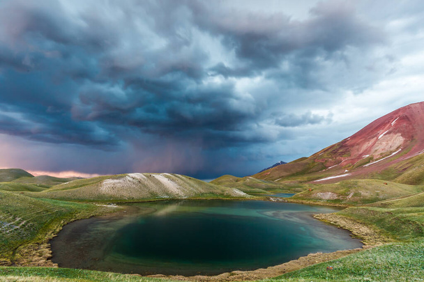 Hermosa vista del lago Tulpar Kul en Kirguistán durante la tormenta - Foto, imagen