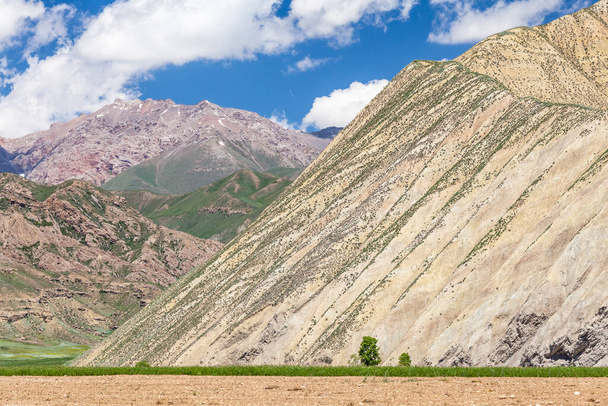 Prachtige bergen in Kirgizië bij Kazarman - Foto, afbeelding