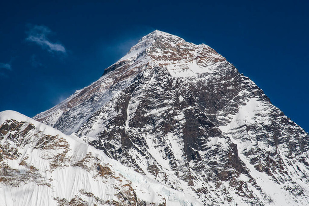 KALA PATTHAR, NEPAL - CIRCA ECTOBER 2013: Ekim 2013 'te Kala Patthar' dan Everest 'e bakış. - Fotoğraf, Görsel