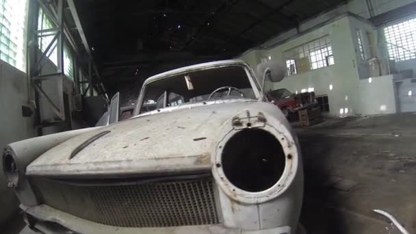 Altes Auto in verlassener großer Halle - Filmmaterial, Video