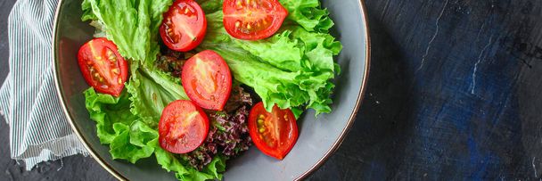 Gezonde salade, bladeren mix mix microgreens, komkommer, tomaat andere ingrediënten. voedselachtergrond. kopieerruimte - Foto, afbeelding