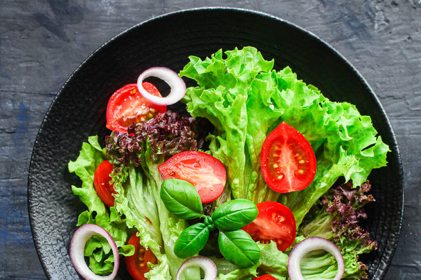 Ensalada saludable, las hojas mezclan la mezcla de verduras micro, pepino, tomate otros ingredientes. antecedentes alimenticios. espacio de copia
 - Foto, Imagen