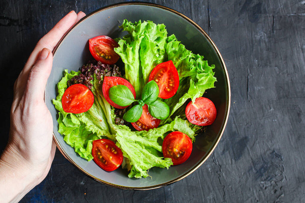 Здоровий салат, листя змішують мікрозелень, огірок, помідор та інші інгредієнти. харчовий фон. копіювання простору
 - Фото, зображення