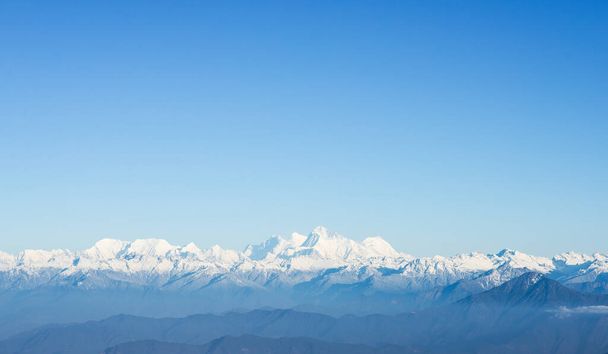 Himalayalar 'ın karlı zirveleri manzarası  - Fotoğraf, Görsel