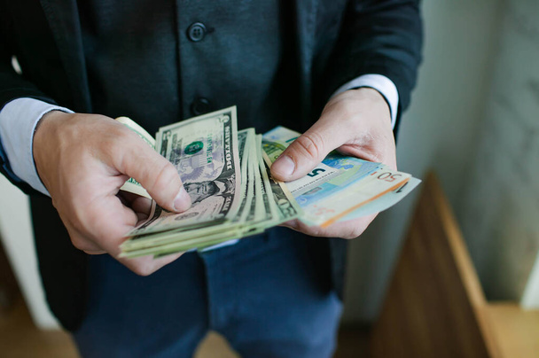 Uomo d'affari corrotto con soldi in tasca
 - Foto, immagini