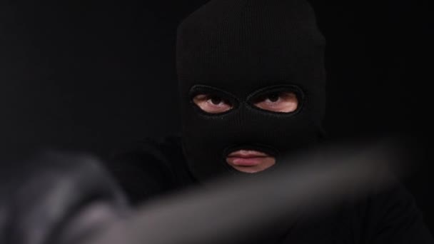 Terrorist mit Sturmhaube schüchtert Geisel ein - Filmmaterial, Video