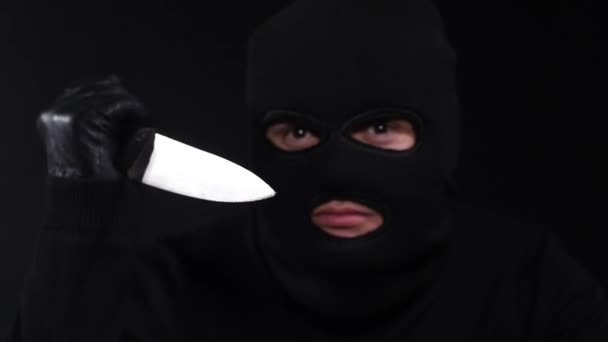 Ein furchtbarer Verbrecher mit Maske und Messer. - Filmmaterial, Video