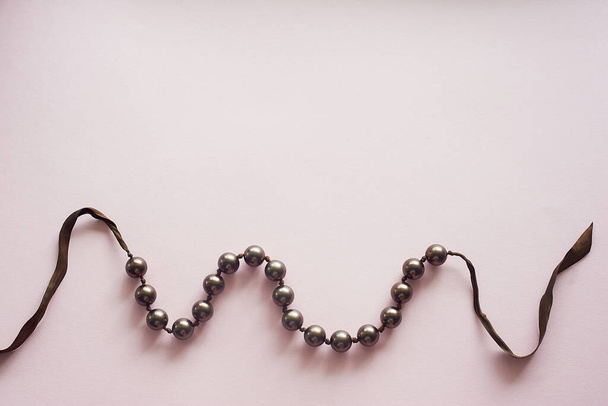 Pulse, heartbeat of beads on a pink background. How a womans heart works.Creative. - Foto, Bild