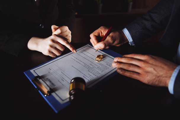 Processus de divorce. Homme et femme signent des documents à cause de la rupture
. - Photo, image
