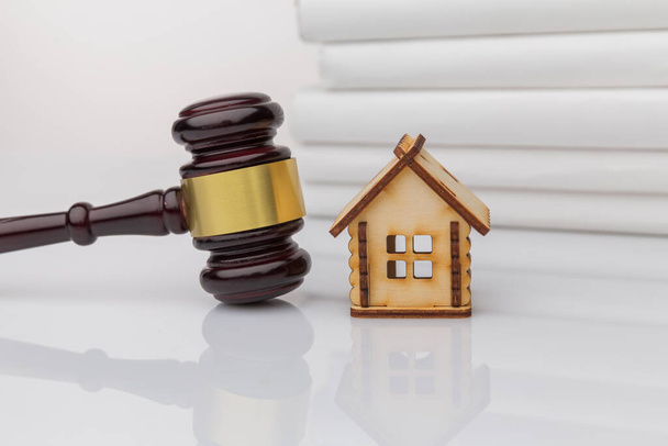 Klient podpisuje umowę pożyczki domowej lub dokument rozwodowy z agentem nieruchomości lub prawnikiem. - Zdjęcie, obraz
