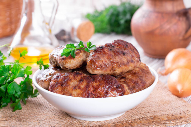 Hausgemachte leckere Fleischschnitzel im Teller auf einem Tisch - Foto, Bild