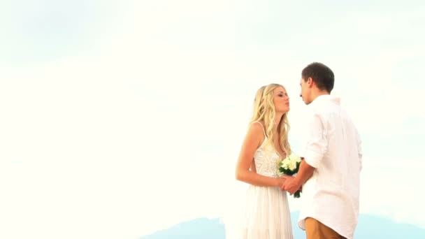 Newly married couple on tropical beach at sunset - Imágenes, Vídeo