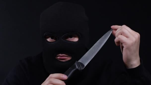 Un criminel avec un couteau de cuisine dans les mains
 - Séquence, vidéo