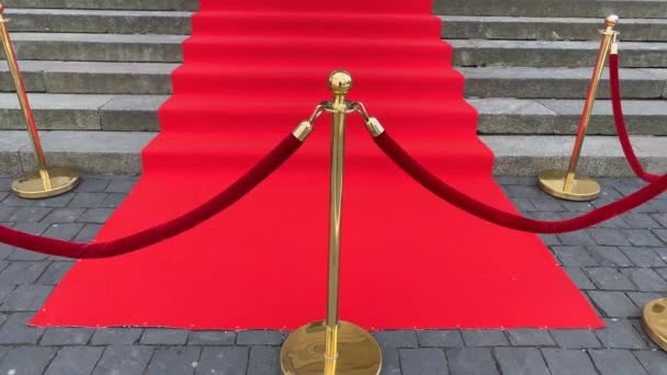 elegante alfombra roja larga en los amplios escalones del edificio histórico
 - Metraje, vídeo