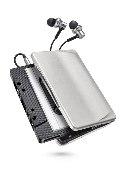 Jogador portátil metálico com fones de ouvido e fita cassete isolada em fundo branco
 - Foto, Imagem