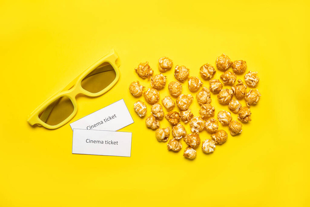 Karamelový popcorn na žlutém pozadí - Fotografie, Obrázek
