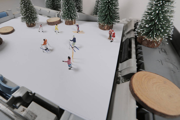 egy figura szórakoztatása a síelés nyomtatott tálcán - Fotó, kép