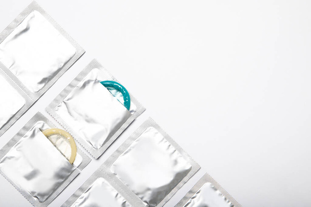 Kondomeja valkoisella taustalla. Värilliset kondomit. Ehkäisy
 - Valokuva, kuva