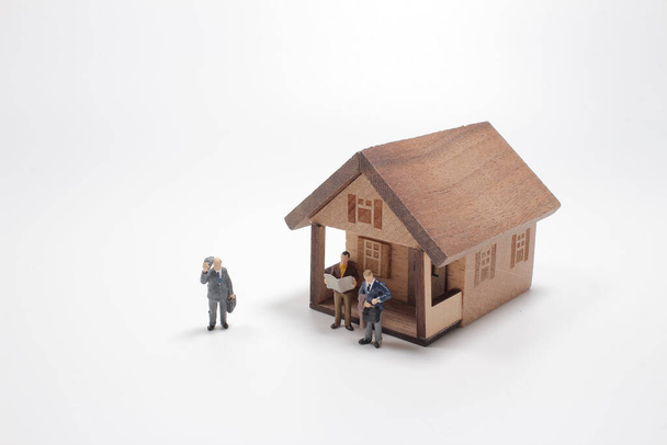das Mini-Haus mit Figur isoliert auf weißem Hintergrund - Foto, Bild