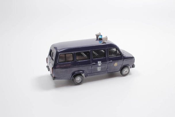 un modèle de voiture de police Scale avec figure au tableau blanc. - Photo, image