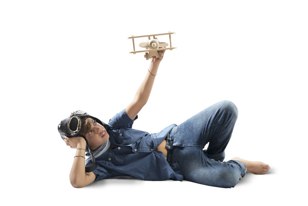 Jongen speelt met speelgoed vliegtuig - Foto, afbeelding