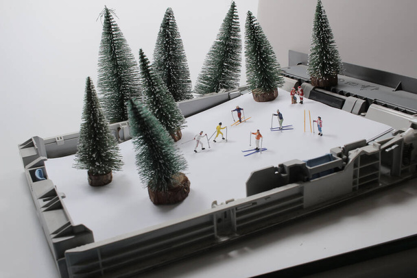 zábava figurky je lyžování na tiskovém podnose - Fotografie, Obrázek