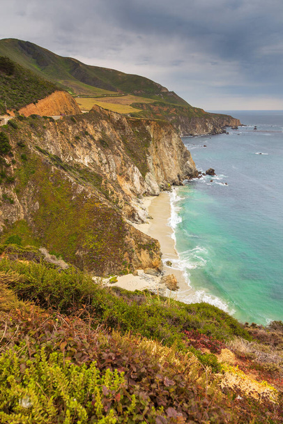 Προβολή της ακτής του Ειρηνικού στην Καλιφόρνια. Ψηλά βράχια και ωκεάνια νερά, Μοντερέι, ΗΠΑ. - Φωτογραφία, εικόνα