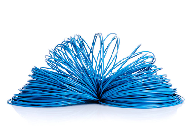 Рулон синього електричного одноядерного кабелю лежить на столі майстерні ізольований білий фон
 - Фото, зображення