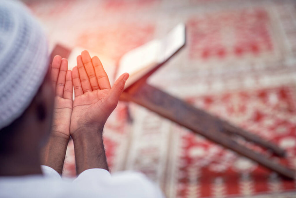 Θρησκευτικός μαύρος μουσουλμάνος άνθρωπος προσεύχεται μέσα στο τζαμί - Φωτογραφία, εικόνα