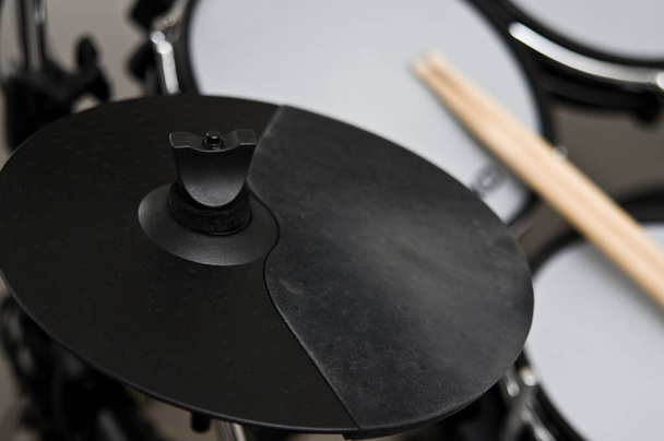 Λεπτομερής κοντινό πλάνο ενός σύγχρονου μαύρου ηλεκτρονικού τυμπάνου ή e-drum. Σύγχρονη αφηρημένη όργανο ήχου. Μουσικός εξοπλισμός. - Φωτογραφία, εικόνα