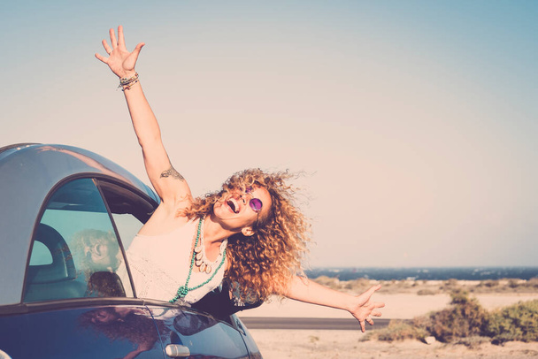 Felicidade e alegre conceito de pessoas alegres com feliz bela mulher adulta jovem fora do carro velho
 - Foto, Imagem