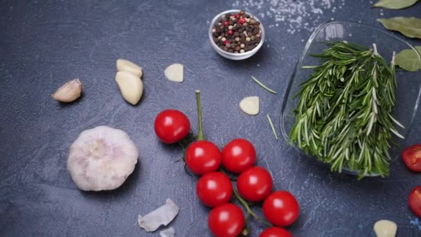 Φρέσκο δενδρολίβανο με μπαχαρικά, λαχανικά και λάδι σε σκούρο φόντο - Πλάνα, βίντεο