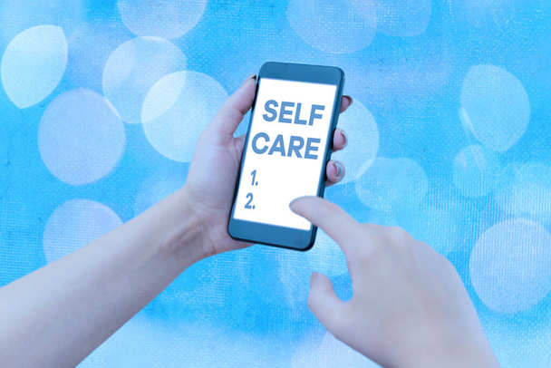 Kézírás szöveg Self Care. A koncepció azt jelenti, hogy a cselekvés gyakorlata a saját egészség javítása érdekében. - Fotó, kép