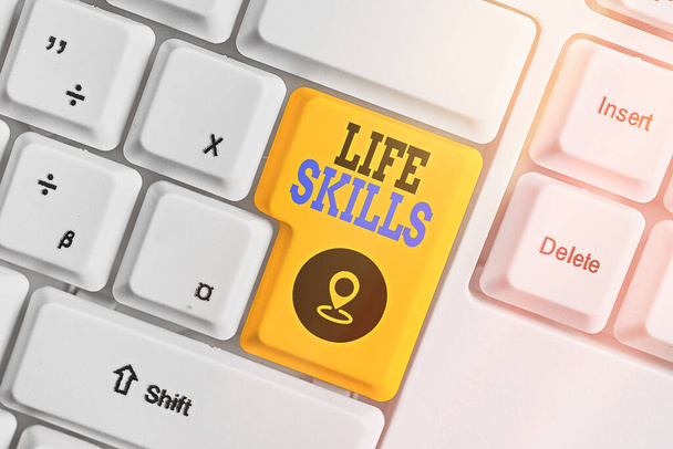 A Life Skills-et bemutató levél. Üzleti fotó bemutatása készség, amely szükséges a teljes körű részvétel a mindennapi életben. - Fotó, kép