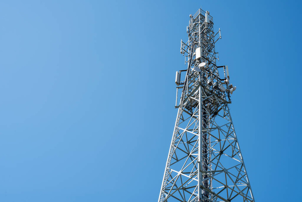 Πύργος επικοινωνίας με καθαρό γαλάζιο ουρανό - Φωτογραφία, εικόνα