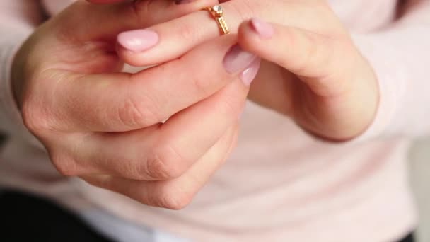 Mujer joven poniendo hermoso anillo en su dedo, primer plano
 - Metraje, vídeo