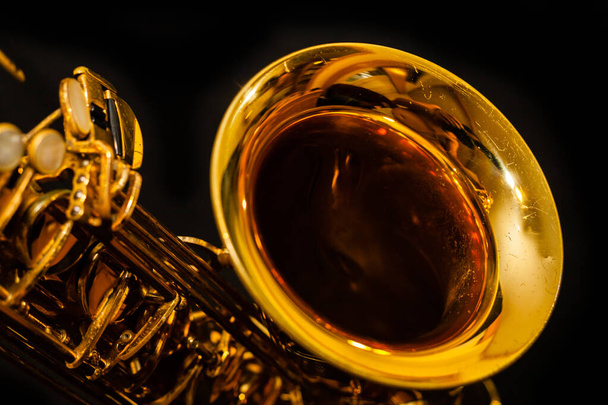 Золотий саксофон на чорному фоні
 - Фото, зображення