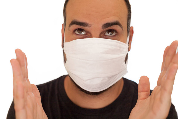Homme avec masque pour se protéger du coronaviru applaudissements avec fond blanc isolé
 - Photo, image