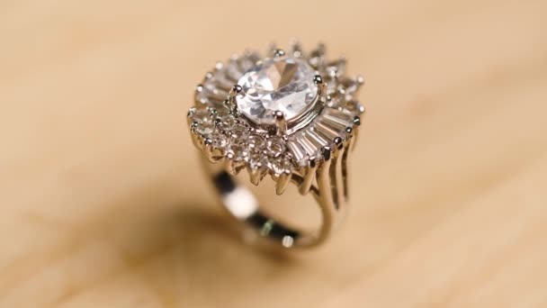 Krásný drahý prsten s diamanty na barevném pozadí - Záběry, video