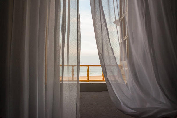 遊歩道の家の窓からナザレビーチの景色 - 写真・画像