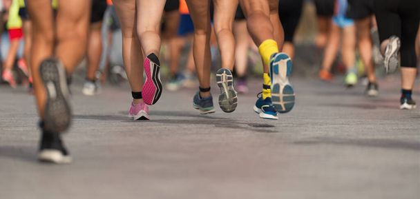Maratona corredores correndo na estrada da cidade, grande grupo de corredores
 - Foto, Imagem