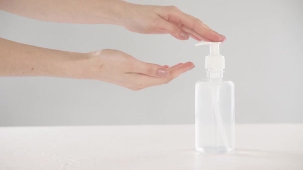 Frau benutzt Desinfektionsmittel auf weißem Hintergrund - Filmmaterial, Video