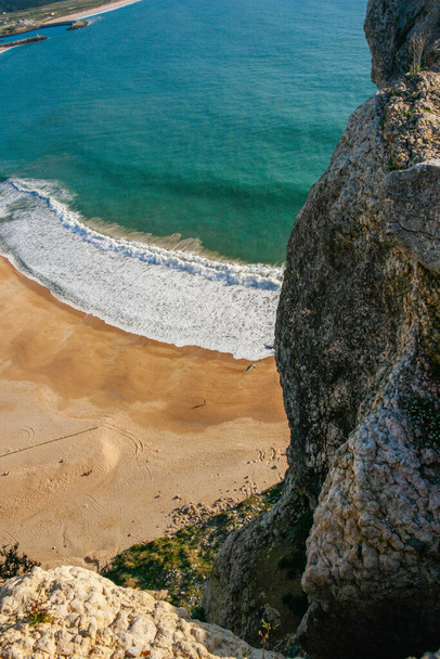 Вид на пляж Назаре з погляду у верхній частині скелі в О Сітіо. - Фото, зображення