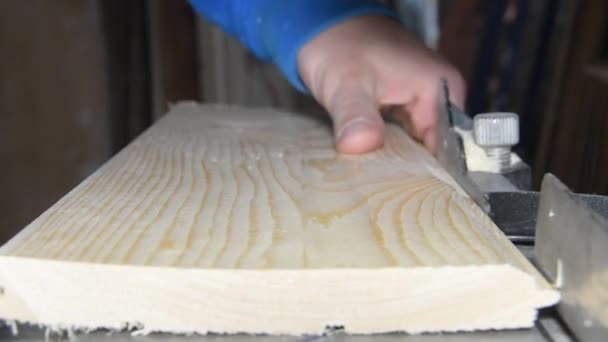 �� disc trimming male worker saws off a Board in the size - Materiał filmowy, wideo