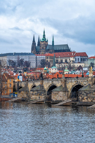Widok na Most Karola w Pradze. Republika Czeska. - Zdjęcie, obraz