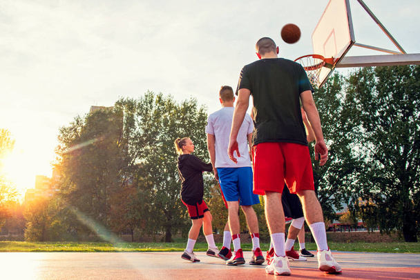 Group Of Young Friends Playing Basketball Match - Zdjęcie, obraz